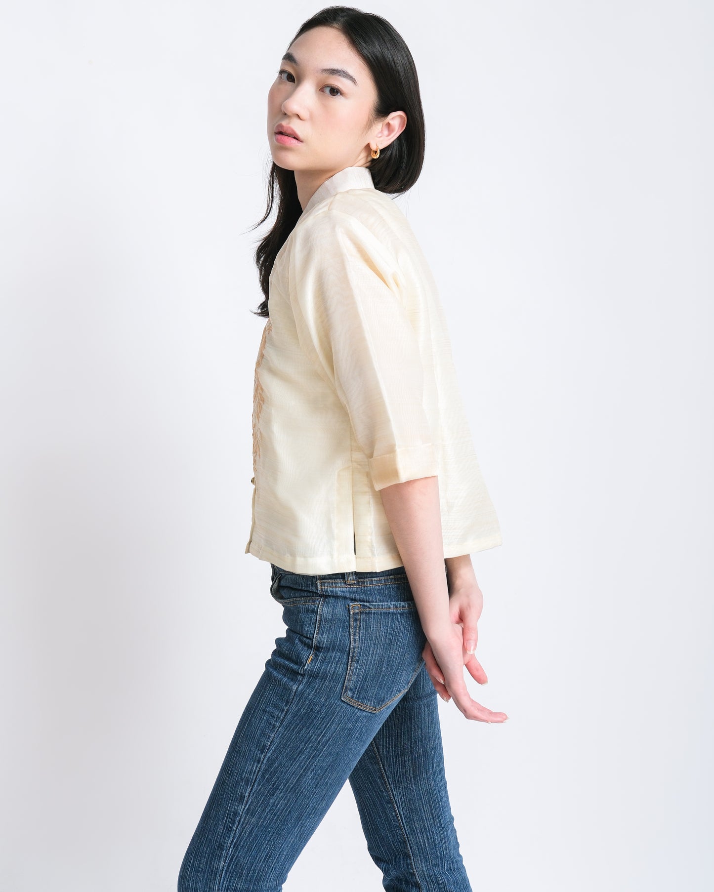 Introducing the Clara barong - the perfect blend of minimalist design and elegance. With its relaxed fit and understated sleeves, this piece is effortlessly stylish. Crafted from fine organza and beautifully embroidered, it looks polished no matter how you wear it - even if you just throw it on.