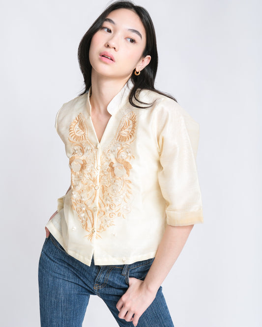 Introducing the Clara barong - the perfect blend of minimalist design and elegance. With its relaxed fit and understated sleeves, this piece is effortlessly stylish. Crafted from fine organza and beautifully embroidered, it looks polished no matter how you wear it - even if you just throw it on.